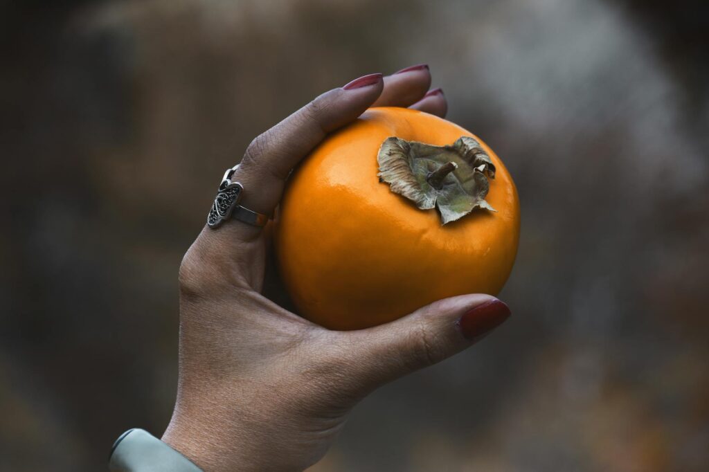 caqui persimon fruit pile